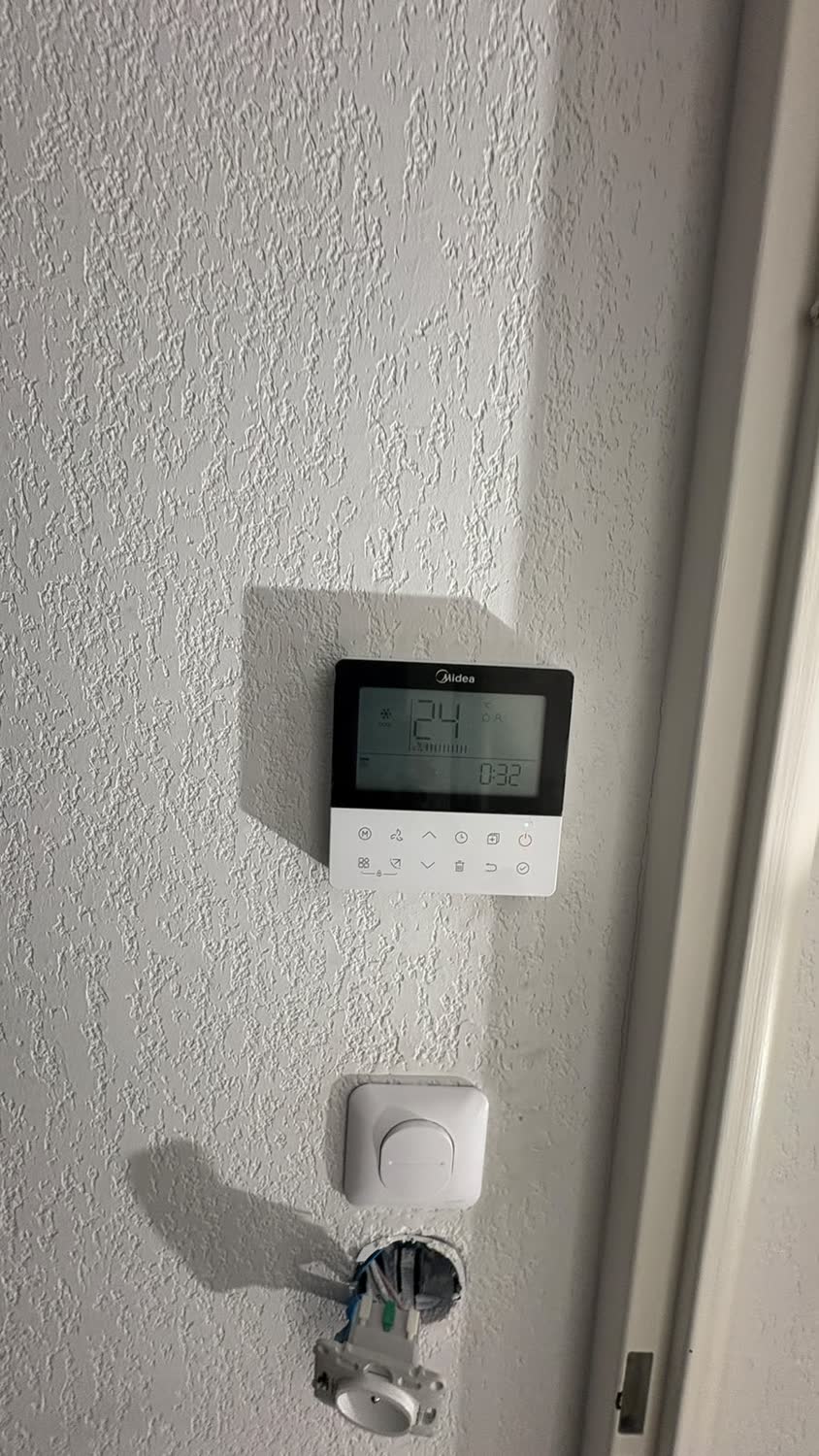 Commande filaire murale Midea d'une climatisation réglée à 24 degrés