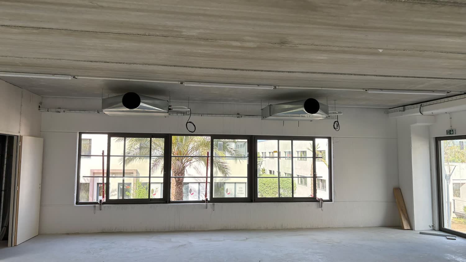 Diffuseurs d'une climatisation gainable dans un local professionnel lumineux
