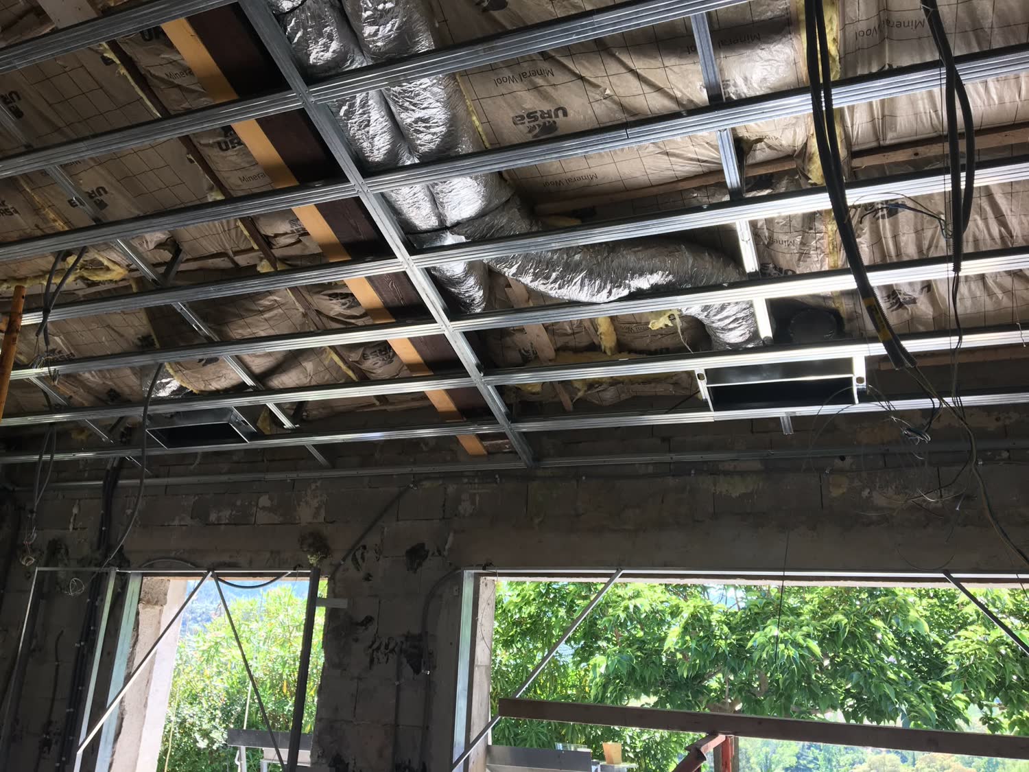 Réseau de gaines isolées d'une climatisation gainable sur ossature de faux-plafond