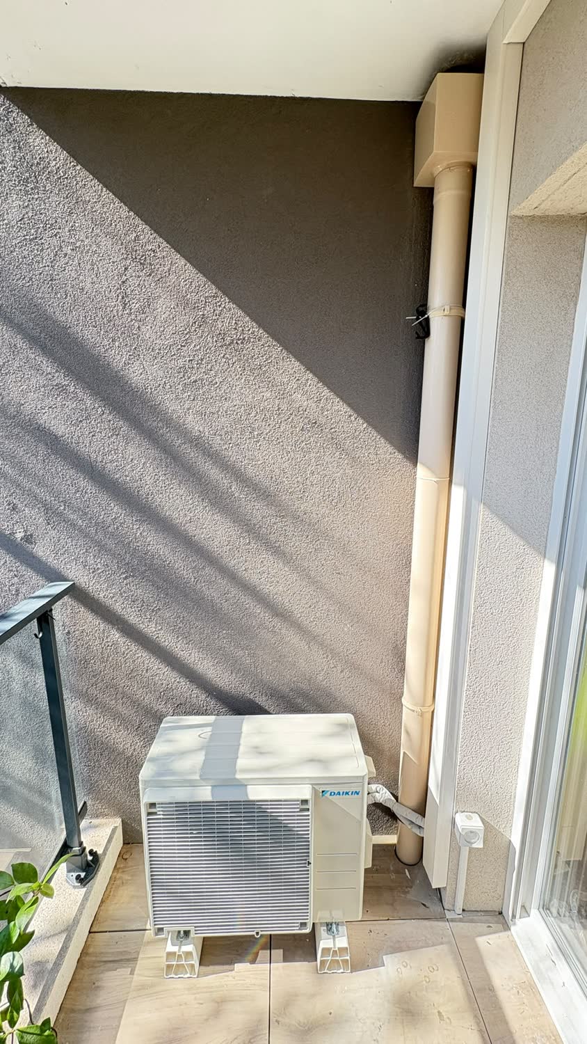 Groupe extérieur de pompe à chaleur air/air installé sur un balcon