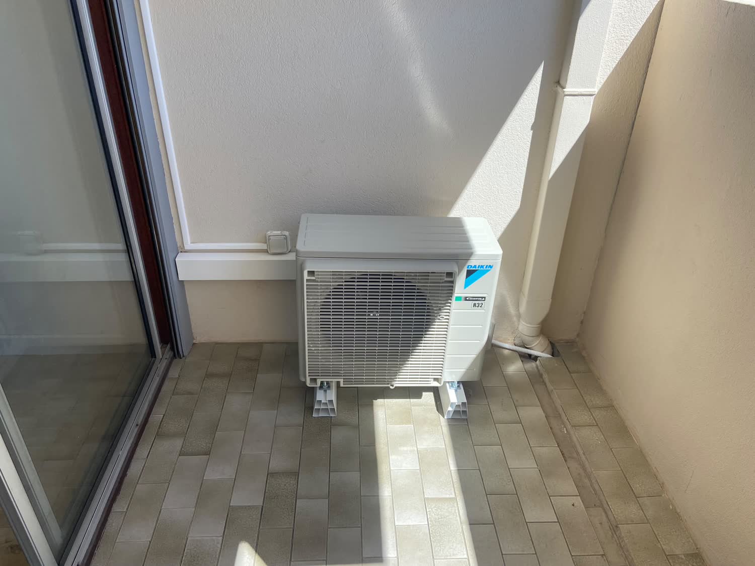 Groupe extérieur de climatisation Daikin intégré proprement sur une loggia