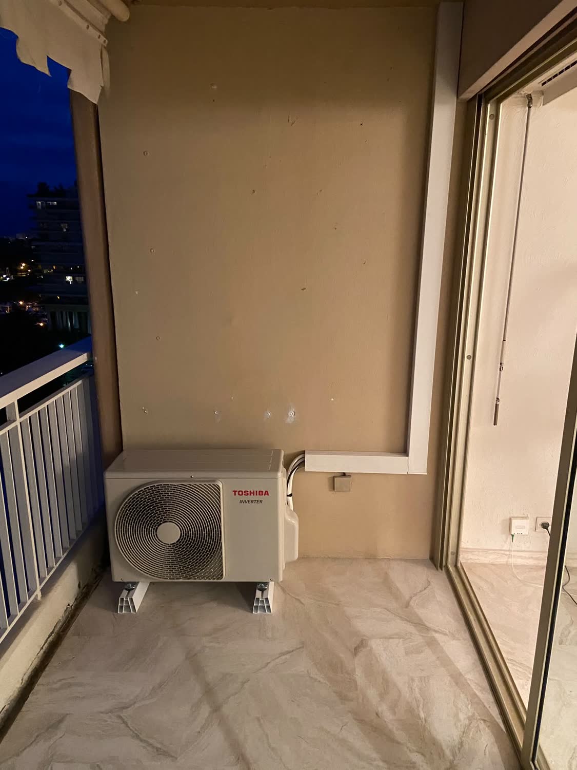 Groupe extérieur de climatisation Toshiba avec vue sur Cannes
