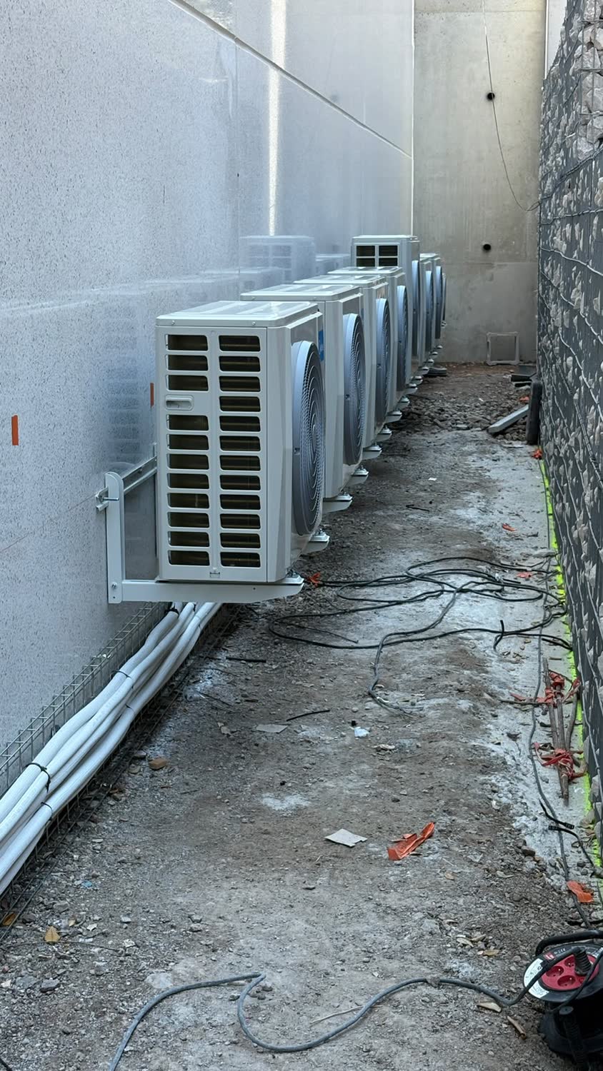Unités extérieures de climatisation alignées en façade, multi-split