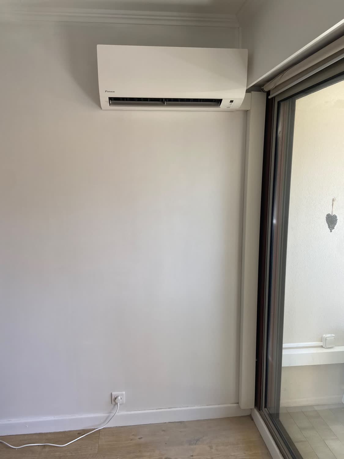 Split mural Daikin installé dans une chambre