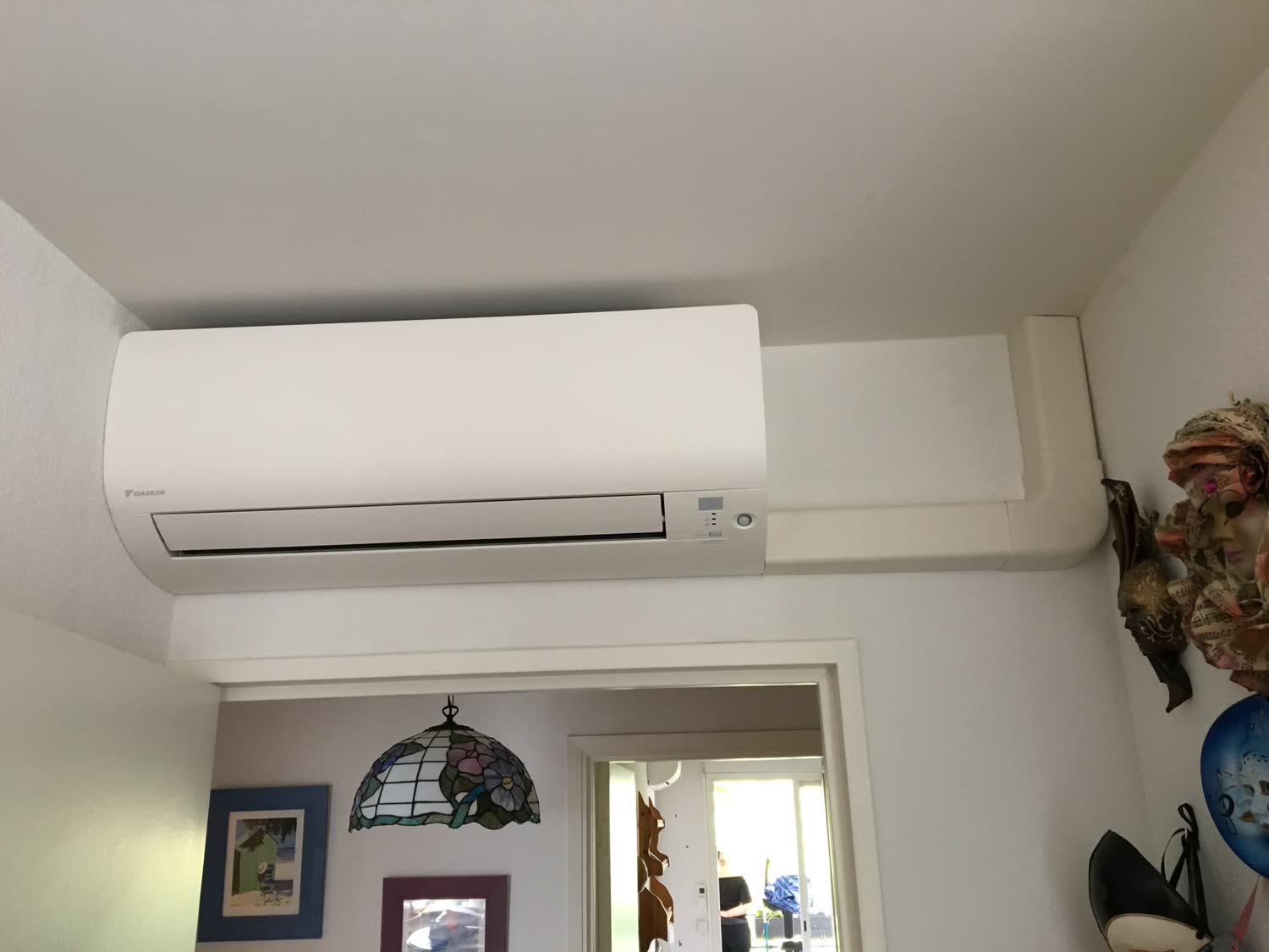 Climatisation murale réversible installée dans un salon